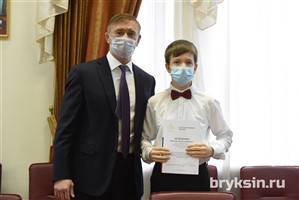 Сенатор Александр Брыксин лично вручил Благодарственные письма от Совета Федерации юным курянам